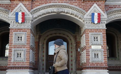 Посольство Франции попросило Россию осудить угрозы в адрес французов — РБК