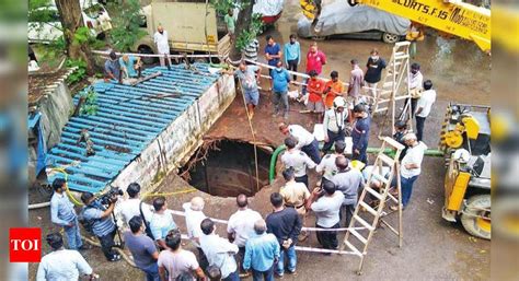 Mumbai: Big splash! SUV nosedives into 43-ft well as ground caves in ...