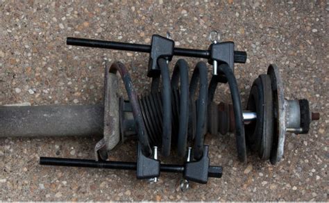 How to Use a Coil Spring Compressor for a 1996 GMC 1500 2WD 的图像结果