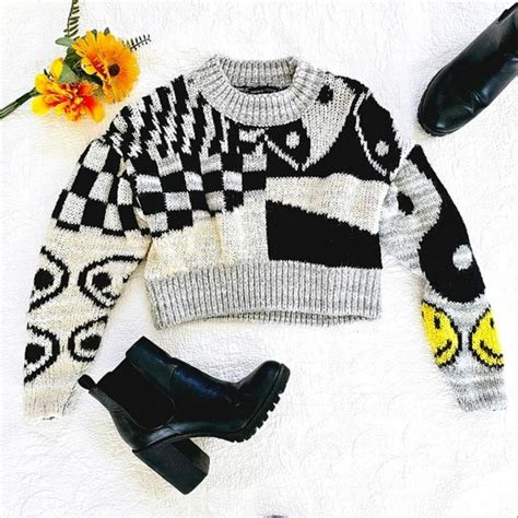 Urban Outfitters Women's Cropped Sweater Fuzzy... - Depop