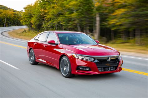 2018 Honda Accord Sport 2 0T front three quarter in motion 12 - Motor Trend en Español