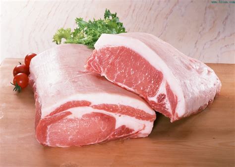 大块猪肉放在烤肉叉上烤高清摄影大图-千库网