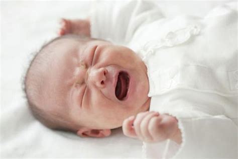 宝宝睡觉不踏实易惊醒哭闹怎么办 宝宝为什么睡不踏实 _八宝网