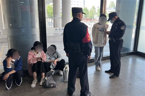 许昌四名初二女生深夜离家出走，去外地打工被火车站民警拦下_腾讯新闻