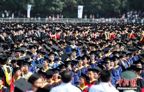 人超多：武汉大学毕业典礼场面壮观