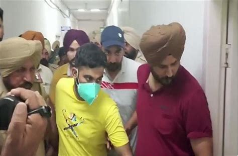 गैंगस्टर जग्गू भगवानपुरिया की कड़े सुरक्षा प्रबंधों के बीच अदालत में ...