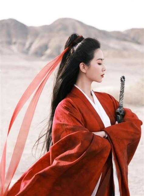 刘诗诗《一念关山》花絮照，一身红衣古装持剑造型，巾帼风范十足