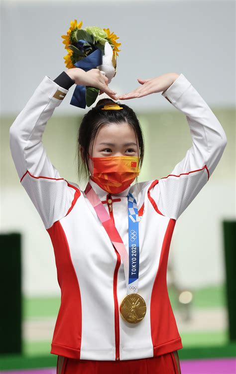 杨倩摘东京奥运首金，最后一枪反杀对手，因母亲重病差点放弃学业_东方体育