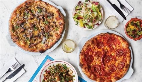 This Delivery Only Pizzeria Makes Drool-Worthy Neapolitan Pizzas That ...