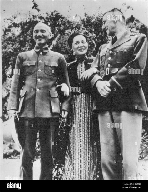Arm in Arm – Madame Chiang Kai-Shek steht Arm in Arm zwischen ihrem ...