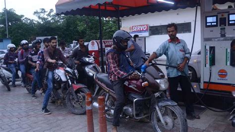 Litre Petrol for Re. 1: రూపాయికే లీటర్ పెట్రోల్ పంపిణీ: ఎగబడిన ...