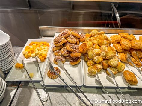 REVIEW: Breakfast at Hollywood Studios with RARE Characters? Say No ...