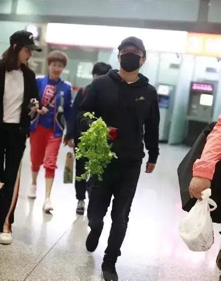 邓伦收到什么礼物最新素材