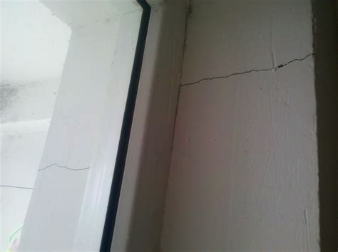这是我卧室到阳台上的墙面，这段时间突然发现有裂缝_百度知道