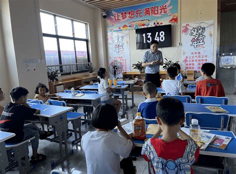 杭州八成孩子在读暑假班 带孩子上班的爸妈很无奈_教育频道_中国青年网