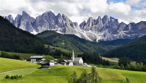 9 Enlightening Walking Tours In Europe To See Its Real Charm In 2026
