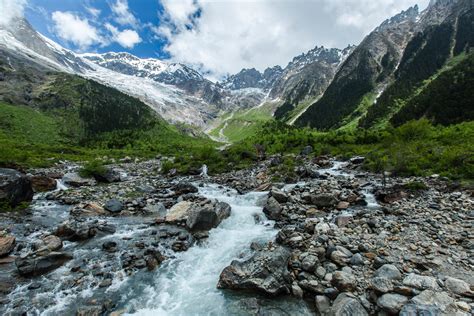 新疆独山子大峡谷亿万年流水侵蚀形成的地貌在大地的裂痕间景区