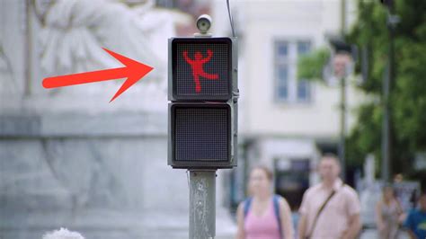 街头出现会跳舞的红绿灯，舞姿还能由路人自己决定，回头率100%_红灯