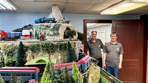 Model Train Layout Near Ceiling 的图像结果