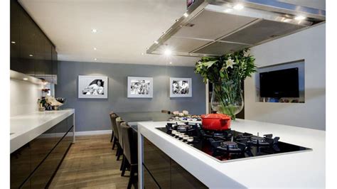 Ex van Patrick Kluivert zet haar miljoenen appartement te koop. Zie ...