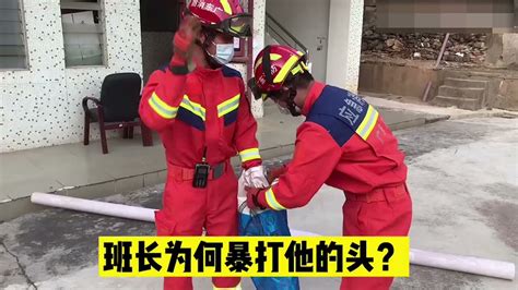 淄川一居民家中惊现2米长蛇，消防员上演徒手抓蛇