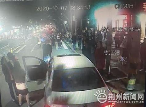 太嚣张!男子停车堵路还殴打公交车女司机—荆州社会—荆州新闻网