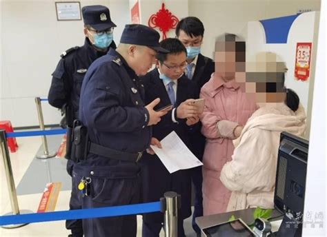 银行取现170万遇劫匪被打失明最新素材