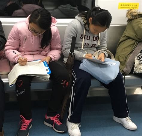 寒假余额已不足 小学生公交地铁花式赶作业