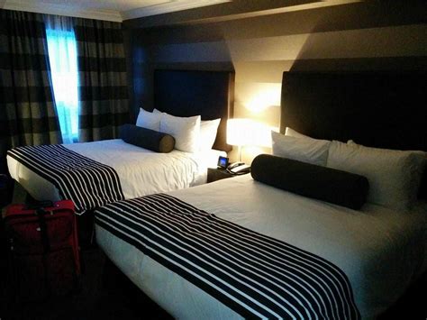 SANDMAN SIGNATURE MISSISSAUGA HOTEL - Hotel Reviews, Photos, Rate ...