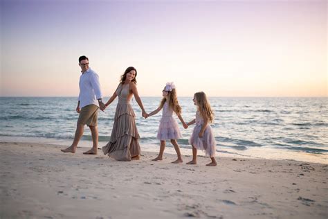 Fun Family Beach Poses — Kelly Goggin Photography
