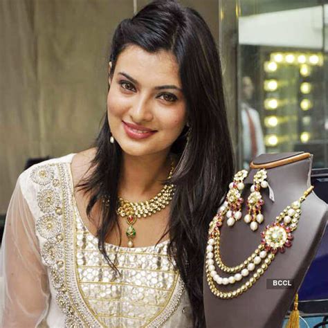 Sayali Bhagat poses with a precious creation at the jewellery ...