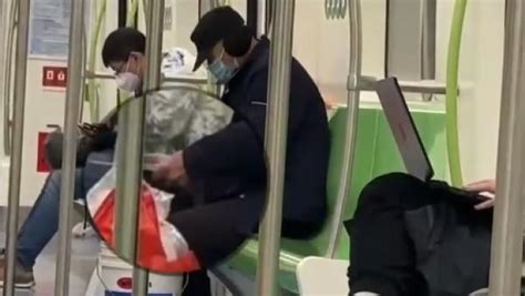 男子在上海地铁车厢内磨菜刀 上海地铁：暂未接到反馈_中国网