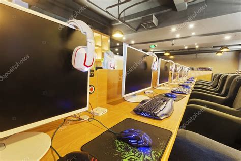 Computer Cafe 的图像结果