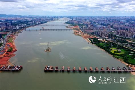 江西南昌：桥墩出水 过江大桥施工忙