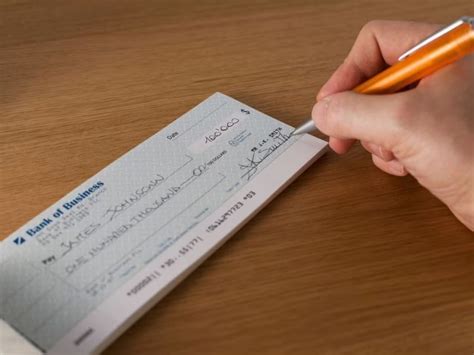 Cheque Rules: చెక్ వెనుకవైపు ఎందుకు సంతకం చేయాలో తెలుసా? అసలు కారణం ఇదే ...