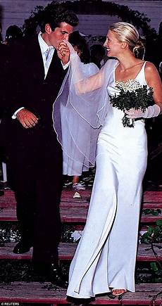 Carolyn Bessette Kennedy Wedding Gown by Meghan Markle S Wedding Dress Likely To Be Classic Daily Carolyn Bessette Kennedy Wedding Gown