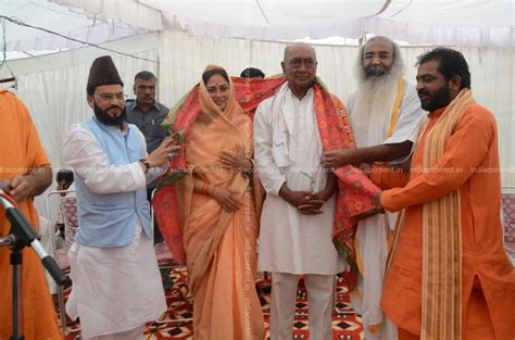 Buy Digvijay Singh and his wife Amrita Singh during NarmadaYatra ...