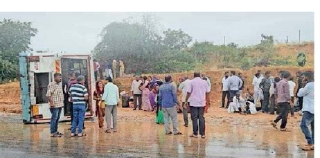 The driver lost control due to rain and an oncoming trailer | વરસાદ અને ...