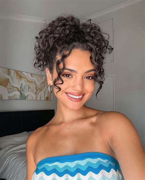 10 Most Flattering Hairstyles For Women With Thin Curly Hair