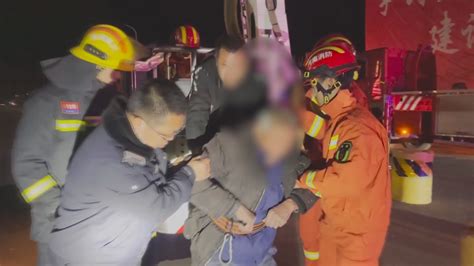 父子二人被困塔顶 消防队员登高救援