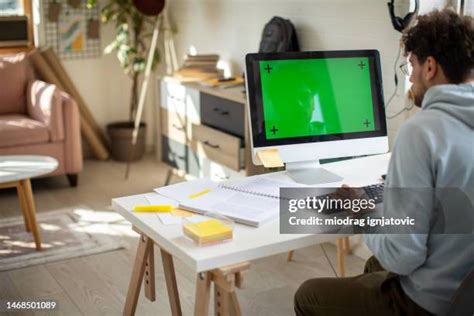 Man Looking at Computer Greenscreen 的图像结果