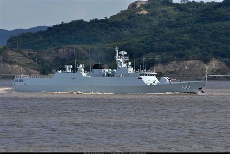“宁德”号056型护卫舰破风斩浪 进行海上航行训练_凤凰资讯