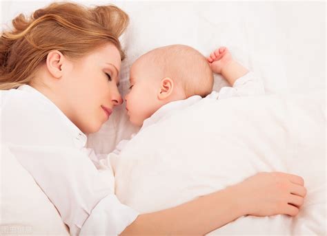 婴儿睡觉总是惊醒（宝宝频繁夜醒是怎么回事）-幼儿百科-魔术铺