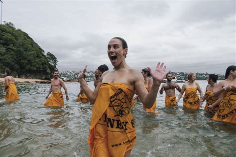Swimmers bare all for Sydney nudie dip after hiatus - Neos Kosmos