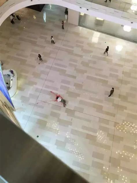 痛心！广州天河正佳广场内有一名年轻男子跳楼，倒在血泊中；警方介入调查……_腾讯新闻