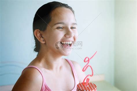 女孩饮用的可乐 库存照片. 图片 包括有 反映, 营养, 碳酸化合, 女小学生, 照亮, 微笑, 颜色, 饮料 - 35441018
