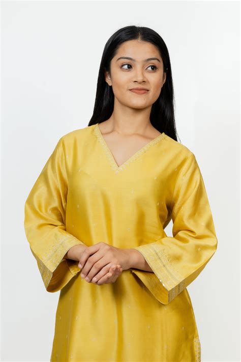 Ethnic Wear – Buy Seasons Ethnic Wears for Women & Men Bagh India