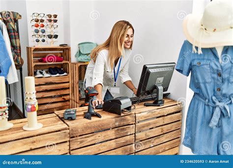 Store Work Uniform Colorful Shopkeeper 的图像结果