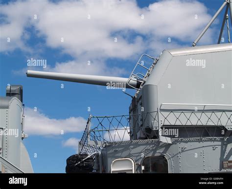 Five inch gun hi-res stock photography and images - Alamy
