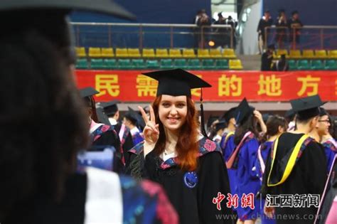 【中国新闻网】南昌大学举行2022年毕业典礼 毕业生“花式”合影纪念 - 南昌大学新闻网欢迎您！